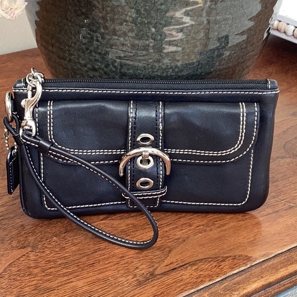 Coach vintage y2k black with silver hardware soho wristlet with lavender inside - Picture 3 of 16